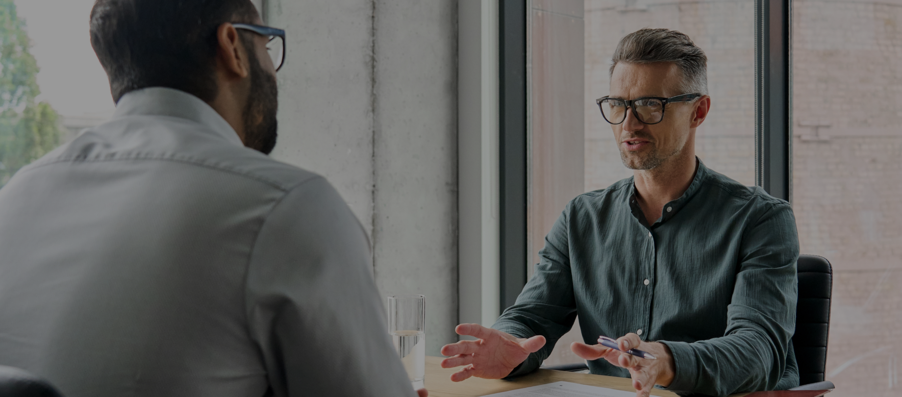 Two professionals in discussion during a strategy session, representing digital transformation consulting services.